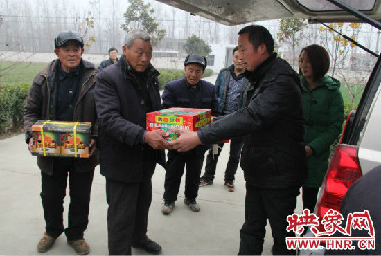 鄭春光的父親鄭慶兵和女兒鄭元元帶著他未完成的夢想來到了鄭集鄉(xiāng)敬老院，看望慰問居住在這里的五保老人。