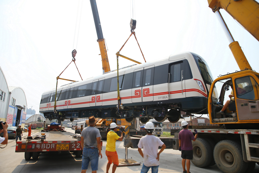 第一節(jié)地鐵由鐵軌吊往貨車(chē)