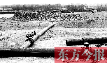 鄭州首座垃圾沼氣電廠并網(wǎng)發(fā)電，集氣管一端連接垃圾山深處，一端連接電廠集氣裝置