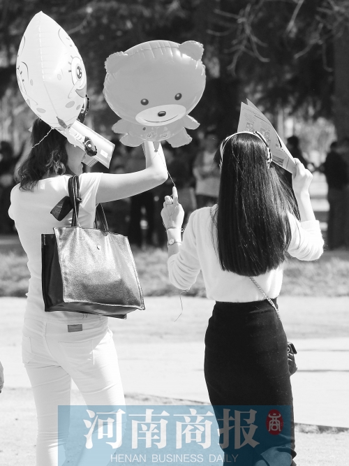 昨天高溫，有人穿上了短袖 記者 鄧萬里/攝