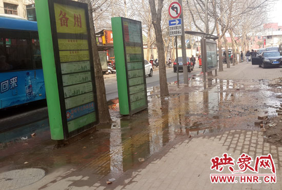 公交車站處臭氣沖天污水橫流，行人幾乎無法在此等車