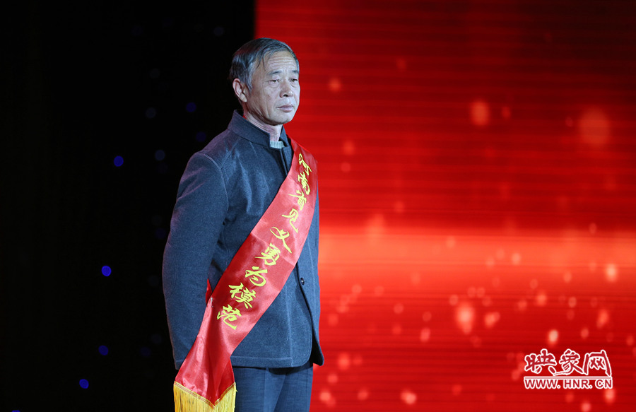 程長(zhǎng)江的爺爺程書生代孫子領(lǐng)獎(jiǎng)