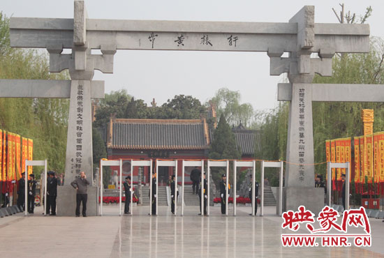 大典入口安檢嚴(yán)格。