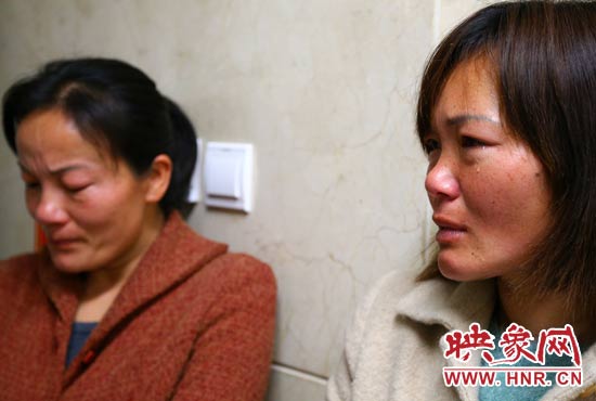 提及現(xiàn)狀，柴小快的女兒不住流淚。