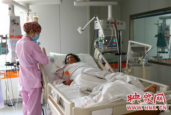 4月4日上午，仍舊躺在重癥監(jiān)護(hù)室里的柴小快正在接受治療。