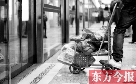 過(guò)個(gè)周末逛逛街 坐著地鐵去掃貨 過(guò)個(gè)周末逛逛街 坐著地鐵去掃貨