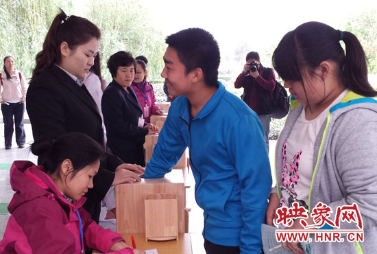 考生本人抽簽決定座號。