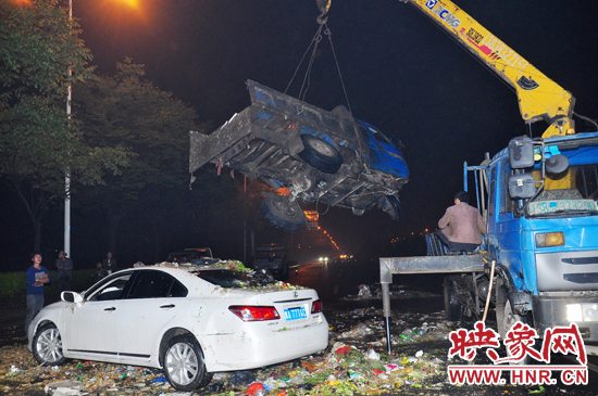 1點40許，兩輛車先后被吊起并拖離現(xiàn)場，停車場的幾位員工將路面清掃干凈，隨后該路段恢復(fù)通行。