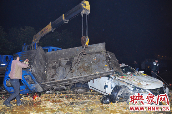 滿滿的一車泔水和垃圾傾瀉而下，鋪撒在路面和凌志車上，數(shù)十米遠都能聞到泔水的惡臭。