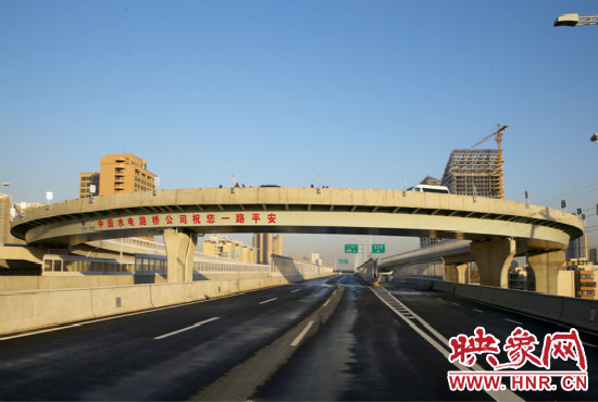 右側(cè)車(chē)道為北三環(huán)快速路文化路出口輔道。