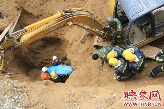 14點(diǎn)10分，經(jīng)過4個(gè)多小時(shí)的救援，消防官兵發(fā)現(xiàn)被埋男子，現(xiàn)在正從6米多深的塔吊塌方處抬出。