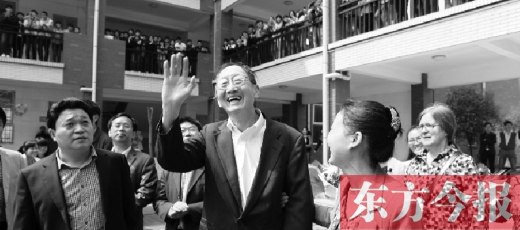 4月23日上午，崔琦偕夫人參觀(guān)寶豐一高