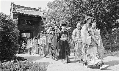 5月1日,大型實(shí)景劇《慈禧駕臨康百萬(wàn)莊園》將在鞏義康百萬(wàn)莊園首演。