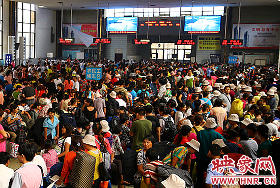 鄭州火車(chē)站5月1日發(fā)送旅客19.5萬(wàn)人次 創(chuàng)單日新高