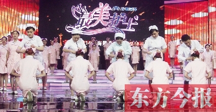 5月6日，“最美護士”的獲獎者給新護士授帽