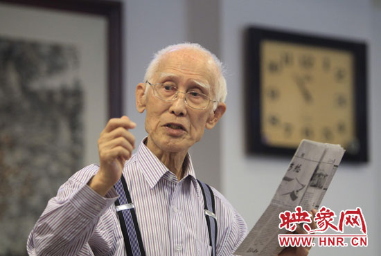 余光中現(xiàn)場(chǎng)朗誦新詩(shī)《招魂》。 余光中現(xiàn)場(chǎng)朗誦新詩(shī)《招魂》。