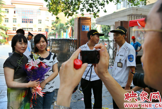 父親用手中的相機記錄下這重要的一刻。