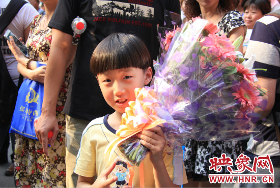 杜澤一直在考點門口等待表姐走出考場。