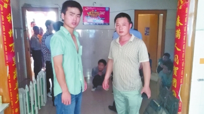 在吳文舉老師的幫助下，王強強（左）從傳銷窩點成功脫險。