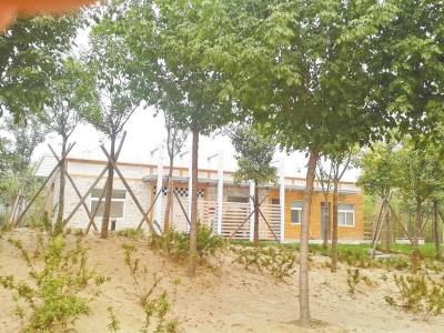 南三環(huán)上的一處公廁掩映在綠樹間，也鎖著門