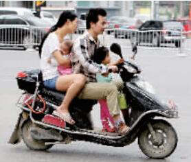 帶著孩子騎電動(dòng)車，安全一定要放在第一位。