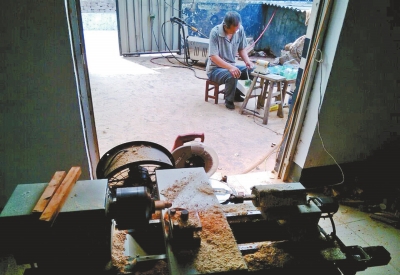 前邊是加工珠子的小車床,后邊正在拋光珠子。