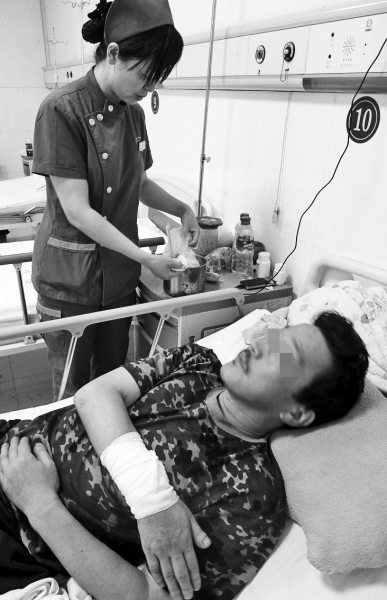 醫(yī)護(hù)人員正為受傷的王科聯(lián)換藥 醫(yī)護(hù)人員正為受傷的王科聯(lián)換藥