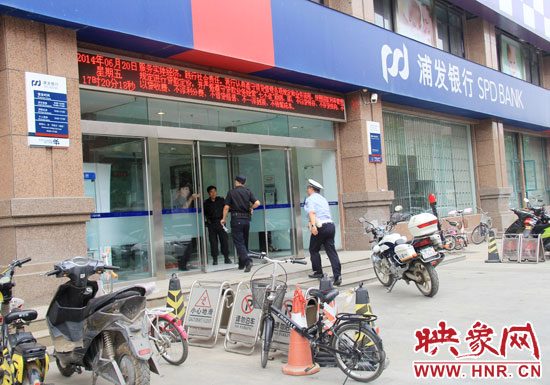 民警趕到現(xiàn)場了解情況。