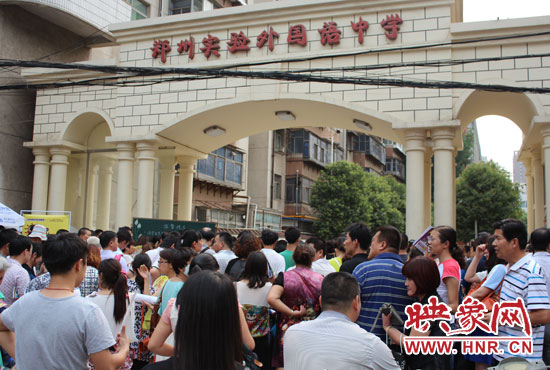 考試快結(jié)束時(shí)，陪考的家長(zhǎng)涌入學(xué)校接孩子。