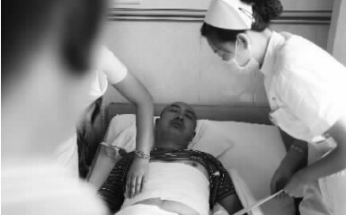 昨天，鄭州市第一人民醫(yī)院，被打傷的鄭州管城區(qū)執(zhí)法隊(duì)員唐建偉在接受治療。