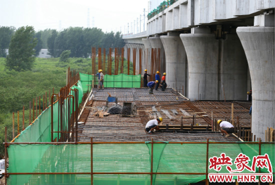 鄭信路站的工地上,工人正在加緊施工。