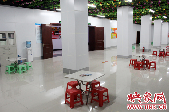 為了給市民納涼避暑創(chuàng)造舒適的環(huán)境，今年鄭州市人防辦加大了投入，對(duì)納涼點(diǎn)進(jìn)行了升級(jí)改造