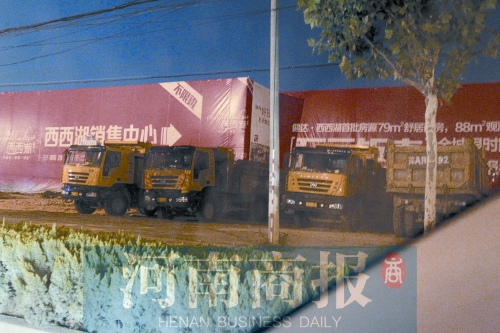 昨夜，記者發(fā)現(xiàn)一些工地外，渣土車們正在“休息”記者 鄧萬里/攝