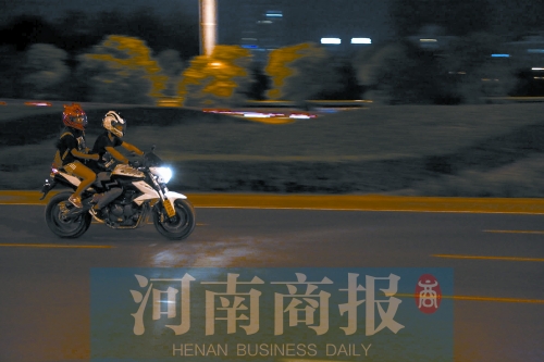 深夜，鄭東新區(qū)，不少人騎著摩托車呼嘯而過