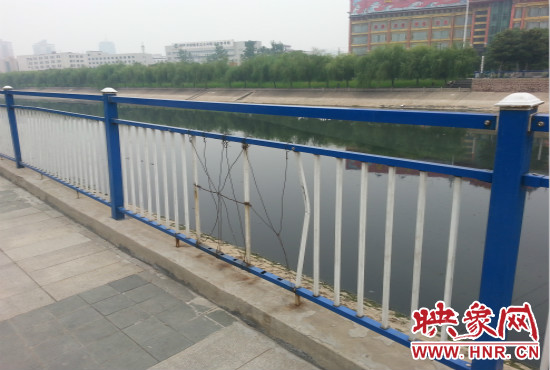 公園內(nèi)多個護欄中間的鋼筋條不翼而飛，僅僅是用幾根細細鐵絲纏住。