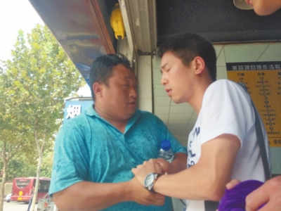 記者正查看照片，突遭藍(lán)衣男強(qiáng)搶手機(jī)。