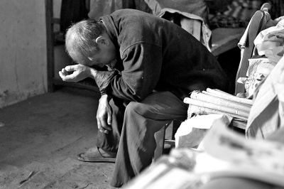 妞妞的爺爺至今仍深陷自責(zé)與悲傷之中,不能自拔。