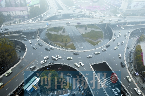 紫荊山立交橋，如今是許多人上下班的必經(jīng)之路