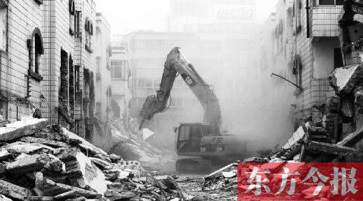 昨日，鄭州市棗莊社區(qū)拆遷現(xiàn)場，揚(yáng)塵漫天，附近居民叫苦不迭