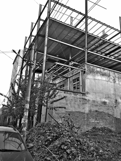 記者一線(xiàn)揭秘“瘋長(zhǎng)的城中村小樓”:鐵條骨架塑料皮