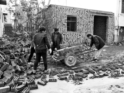 記者一線(xiàn)揭秘“瘋長(zhǎng)的城中村小樓”:鐵條骨架塑料皮