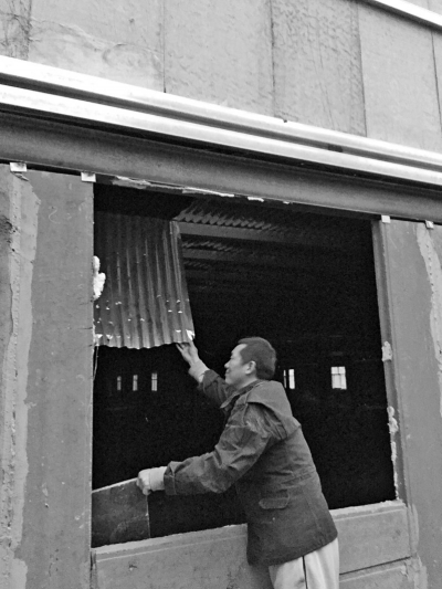 記者一線(xiàn)揭秘“瘋長(zhǎng)的城中村小樓”:鐵條骨架塑料皮