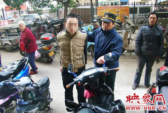 巡防隊員將盜賊控制。