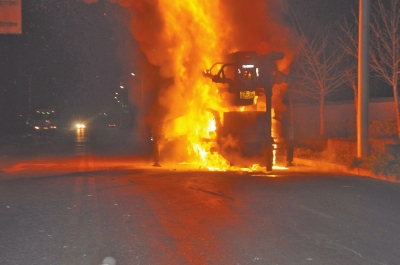 火勢(shì)異常兇猛,消防官兵都無(wú)法靠近。