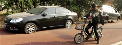 緊臨西三環(huán)一小區(qū)門(mén)口停的轎車(chē)，8輛車(chē)車(chē)胎被扎