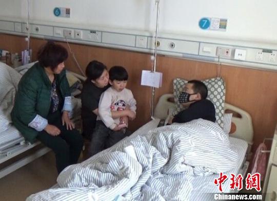 　一家4口在病房里團聚過年。