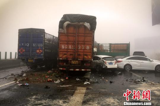 圖為21日，京港澳高速河南段21輛汽車發(fā)生連環(huán)相撞事故現(xiàn)場?！」啤z