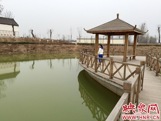 事發(fā)處就挨著亭子。