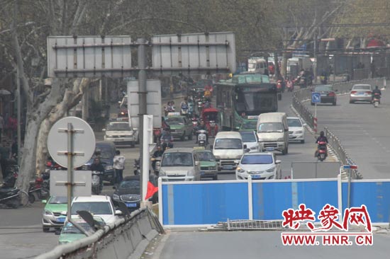 南陽路北向南方向擁堵嚴(yán)重。
