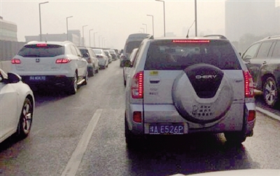 早高峰隴海高架橋從秦嶺路開始，一直向東都已經(jīng)堵成停車場了。 直播369 圖